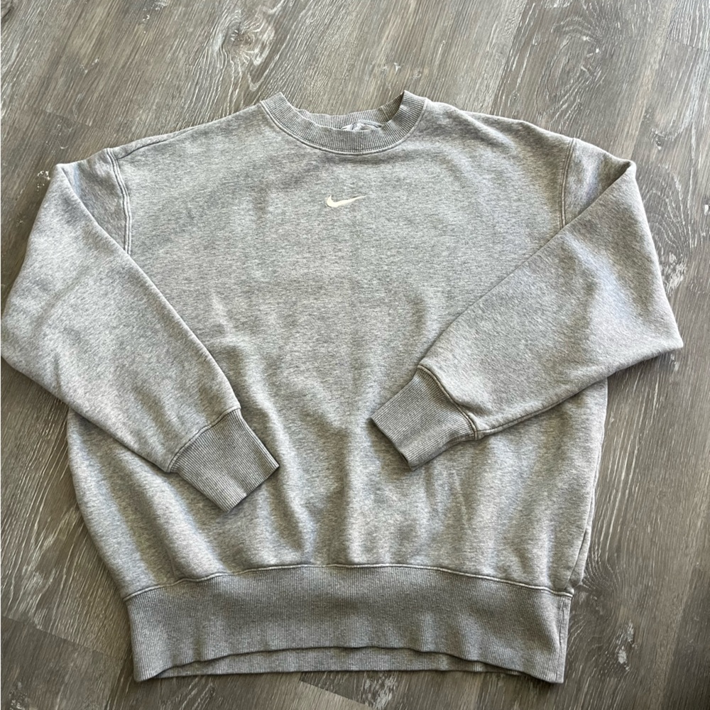 Nike women’s Gray Crewneck Sweatshirt - Classic Pullover